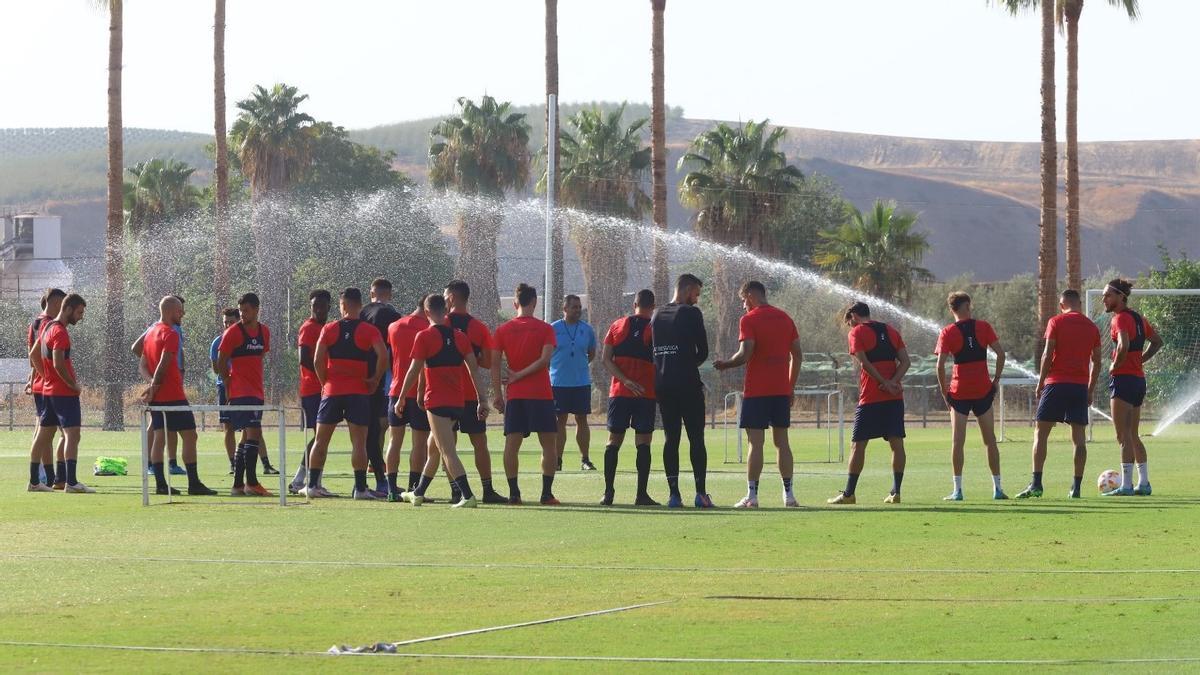 La plantilla conversa en un corrillo central durante una sesión de trabajo.