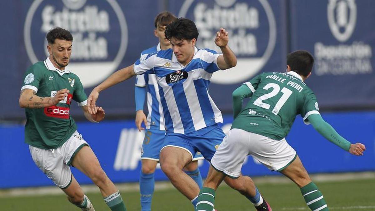 Noé Carrillo busca superar a dos jugadores del Coruxo. |  Carlos Pardellas