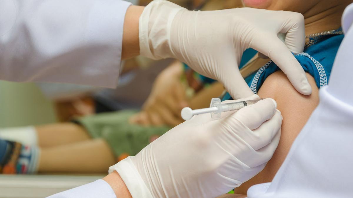 Un niño recibe una vacuna en un centro sanitario.