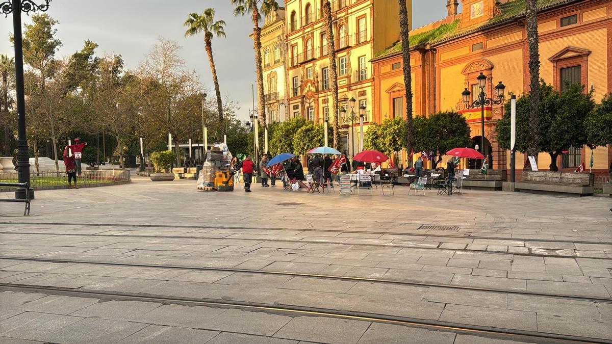 Protesta contra la privatización de la limpieza de colegios en Puerta Jerez.