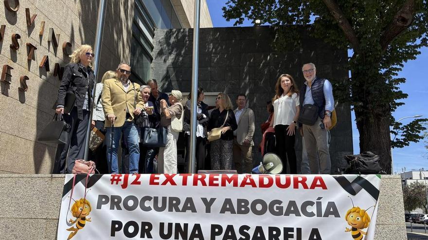 Diez mil abogados y procuradores extremeños siguen pendientes de la reforma de las mutualidades