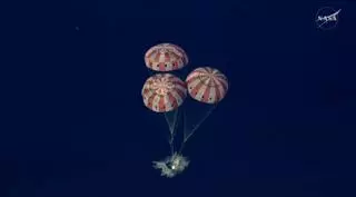 Vídeo | Así ha sido el descenso a la tierra de los astronautas de la misión Artemis II de la NASA