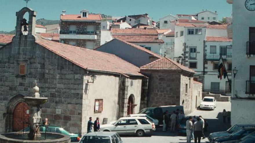 Ataque al Cristo de una iglesia de Cáceres: &quot;La mujer usó un hacha y tiene problemas con la droga&quot;