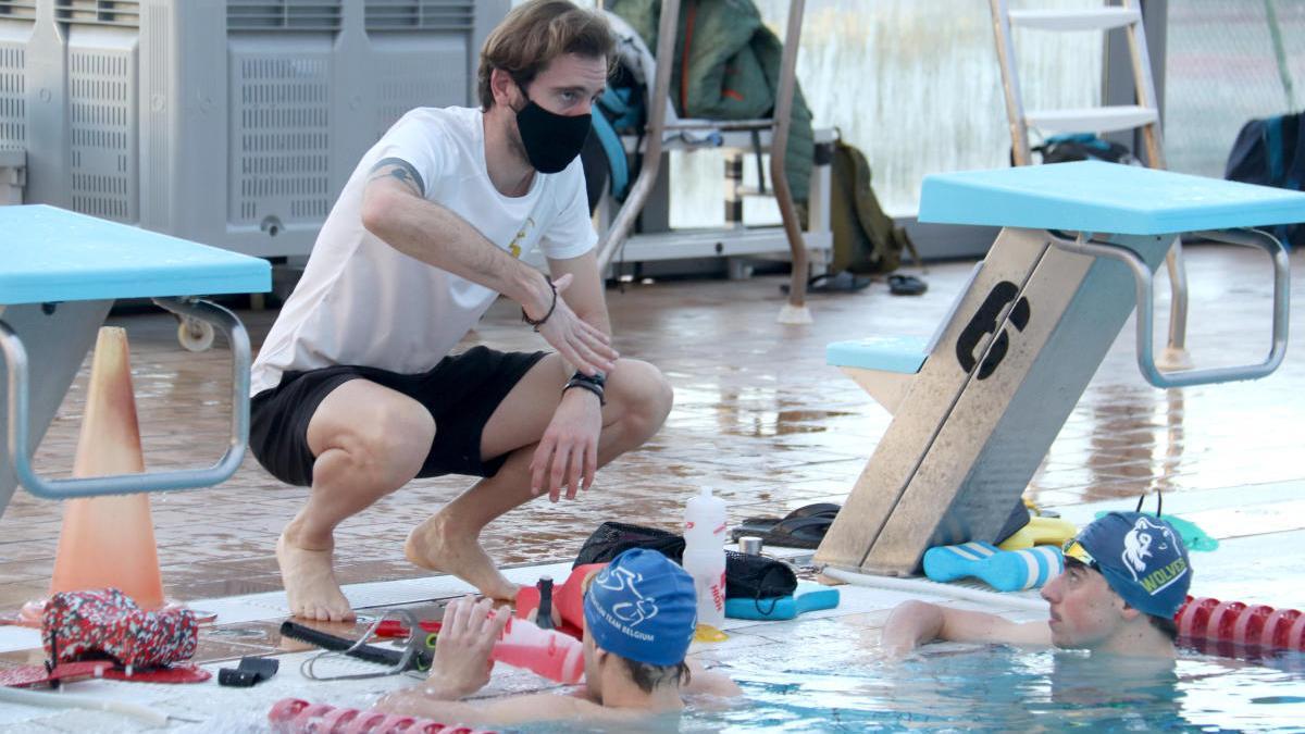 Pla general de l&#039;entrenador de l&#039;equip belga PTC, Glenn Poleunis, donant indicacions a dos esportistes a la piscina olímpica del GEiEG ·