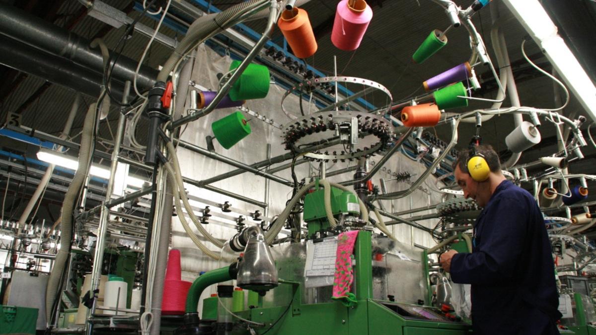 Un operario en el interior de la fábrica de Marie Claire en Vilafranca.