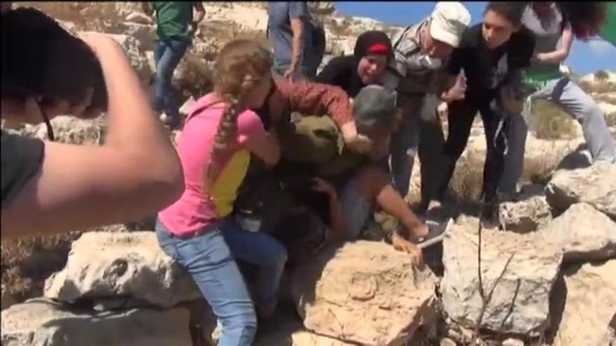Mujeres y niños luchan a golpes y mordiscos contra un soldado israelí