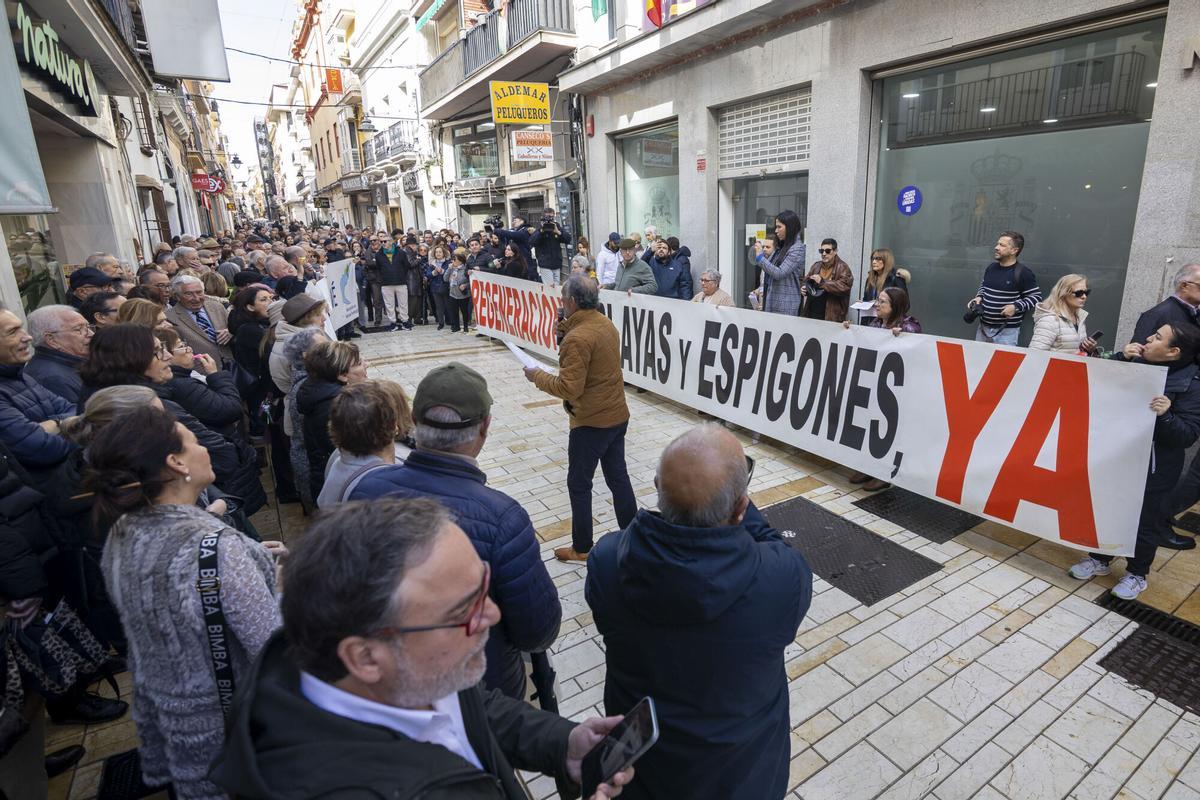 HUELVA, 13/02/2026.- Vecinos de la costa onubense, convocados por la Asociación de Vecinos Portileños, se han manifestado este viernes en Huelva para exigir al Gobierno central "soluciones estructurales y definitivas" ante la grave regresión que sufre el litoral, especialmente crítica en núcleos como El Portil, en Punta Umbría. EFE/Alberto Díaz
