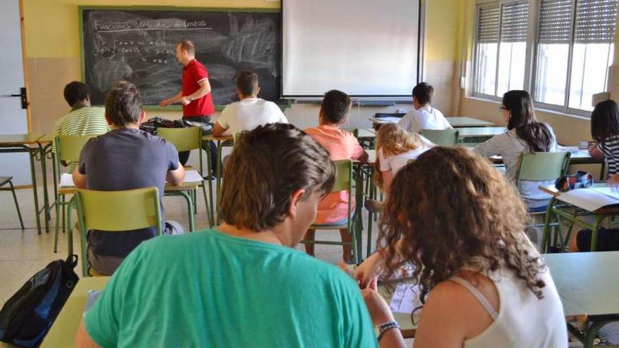 Estudiantes de diversos centros durante la clase de refuerzo de matemáticas, que se imparte en un aula del Instituto León Felipe.