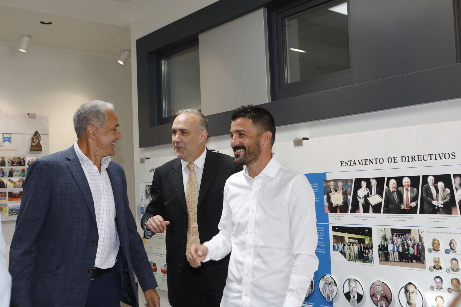 En imágenes: Así fue el homenaje a los futbolistas asturianos que han vestido la roja