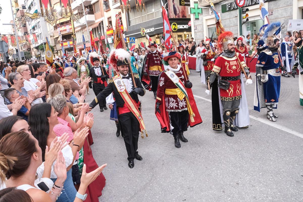 Las mejores imágenes del Desfile del 50 aniversario del Primer Congreso Nacional de Fiestas de Moros y Cristianos en Villena Las mejores imágenes del Desfile del 50 aniversario del Primer Congreso Nacional de Fiestas de Moros y Cristianos en Villena