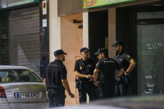 Dos hombres encapuchados sorprendieron a las víctimas cuando salían de su vivienda, ubicada en el centro