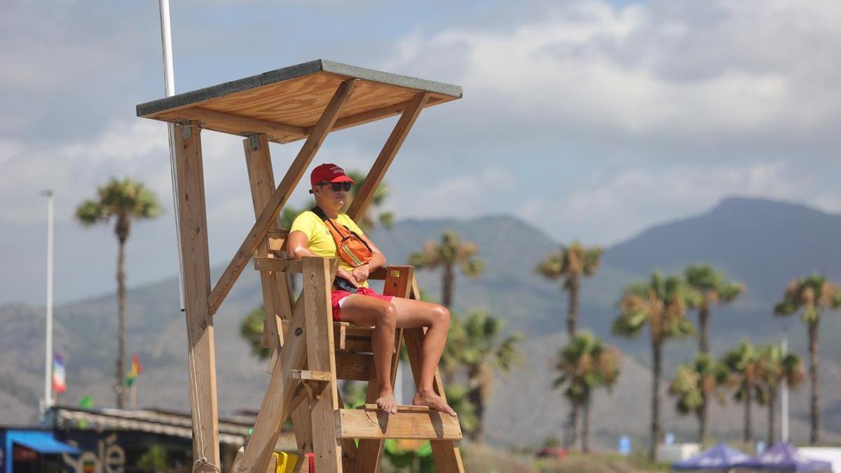 Un socorrista de las playas del Grau de Castelló.