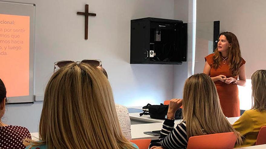 La psicóloga Sara García Cabezas durante su charla en el CEU.