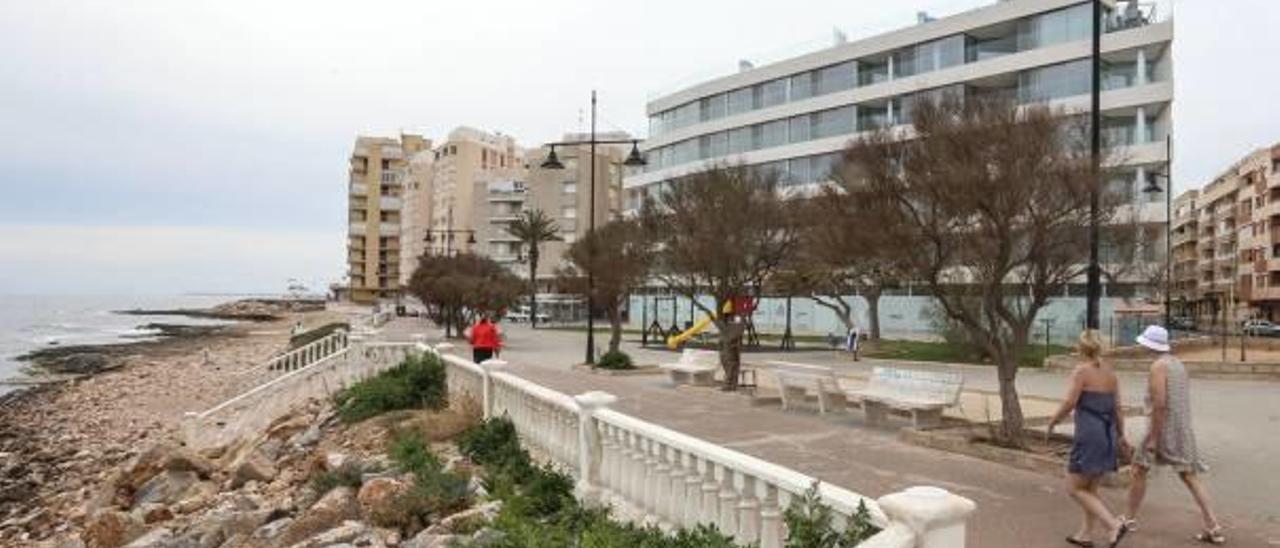 Imagen del paseo que va de Punta Margalla a la avenida de las Habaneras, cuya reforma será sufragada por Ayuntamiento y Diputación.