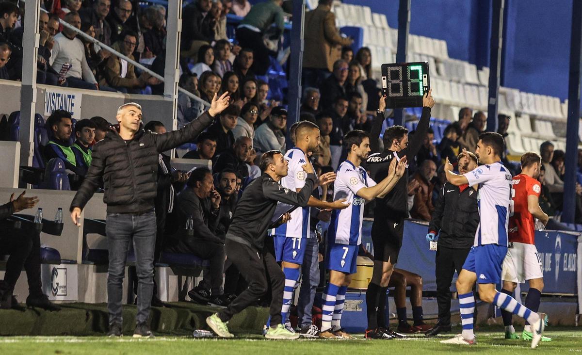 Vicente Parras y Juli dan indicaciones desde la zona técnica de El Collao