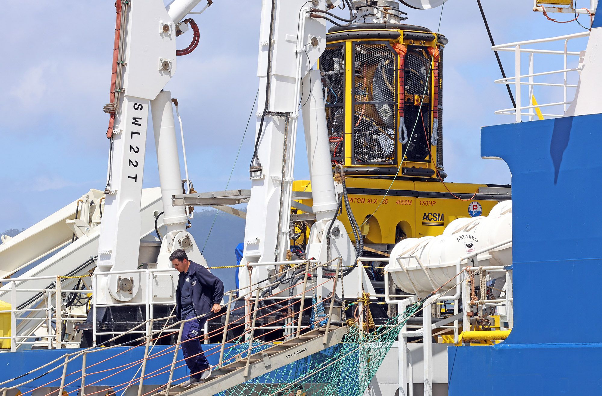 Tripulación en la cubierta del “Ártabro” con los robots “Triton”, con los que buscarán los restos del barco