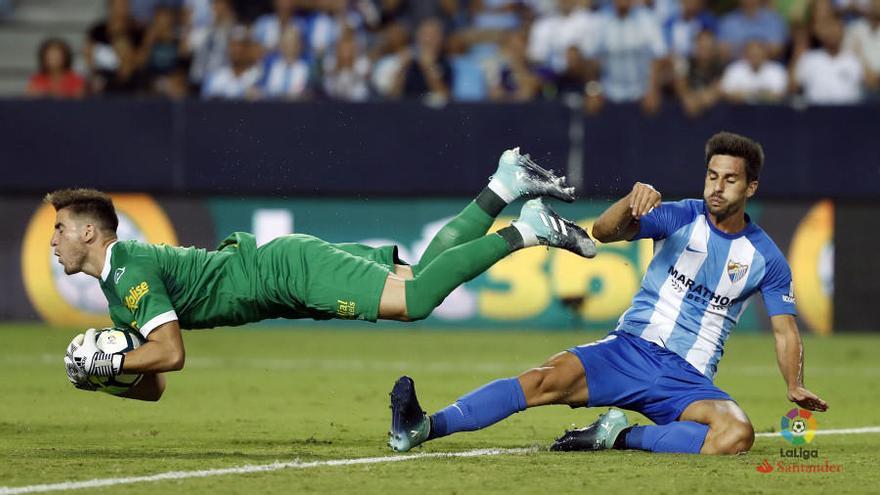 Adrián, en una acción del juego contra la UD Las Palmas