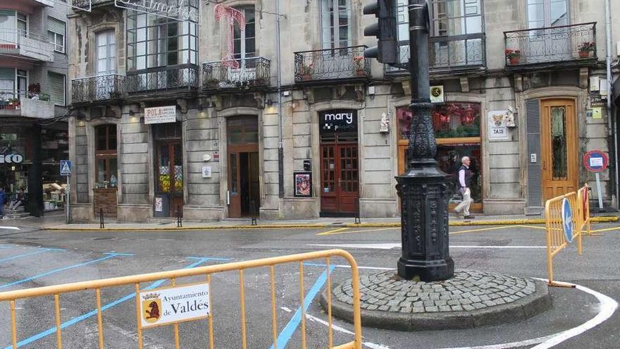 Vallas en la plaza de los Pachorros que impedían el acceso al centro de Luarca el pasado fin de semana.