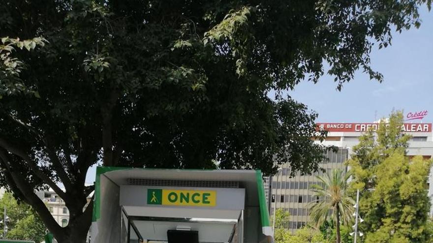 Noguera y Vilaseca descubren el nuevo quiosco de la ONCE en la plaza de España.