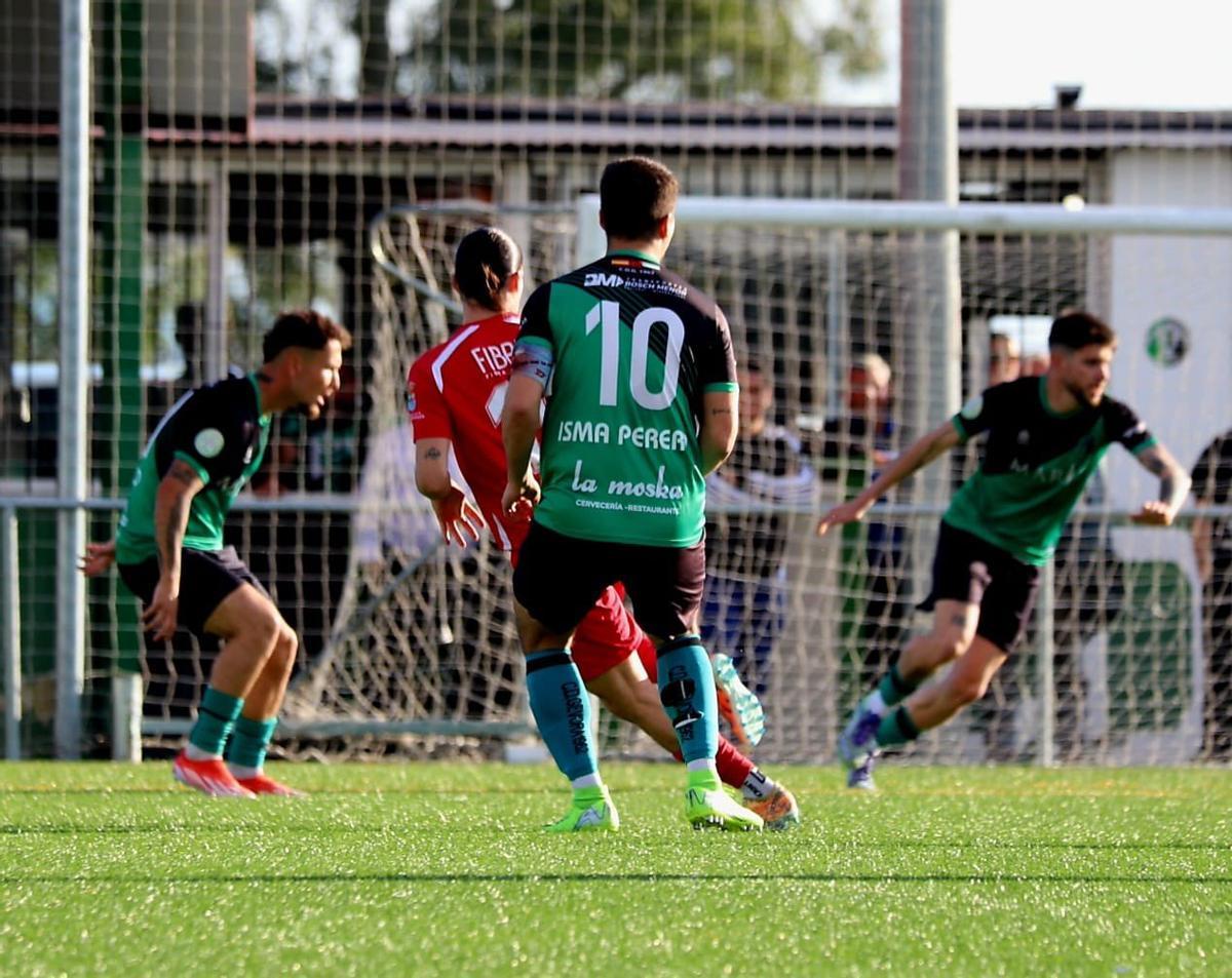 Josito, Isma Perera y Liberal presionan a un futbolista del Santa Amalia.