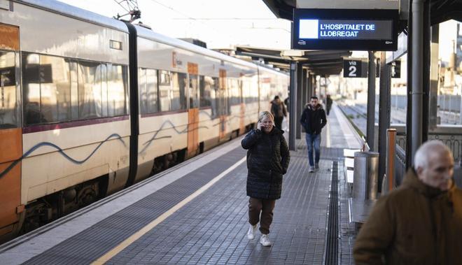 Talls i retards a Rodalies el dia de la seva "reobertura total"