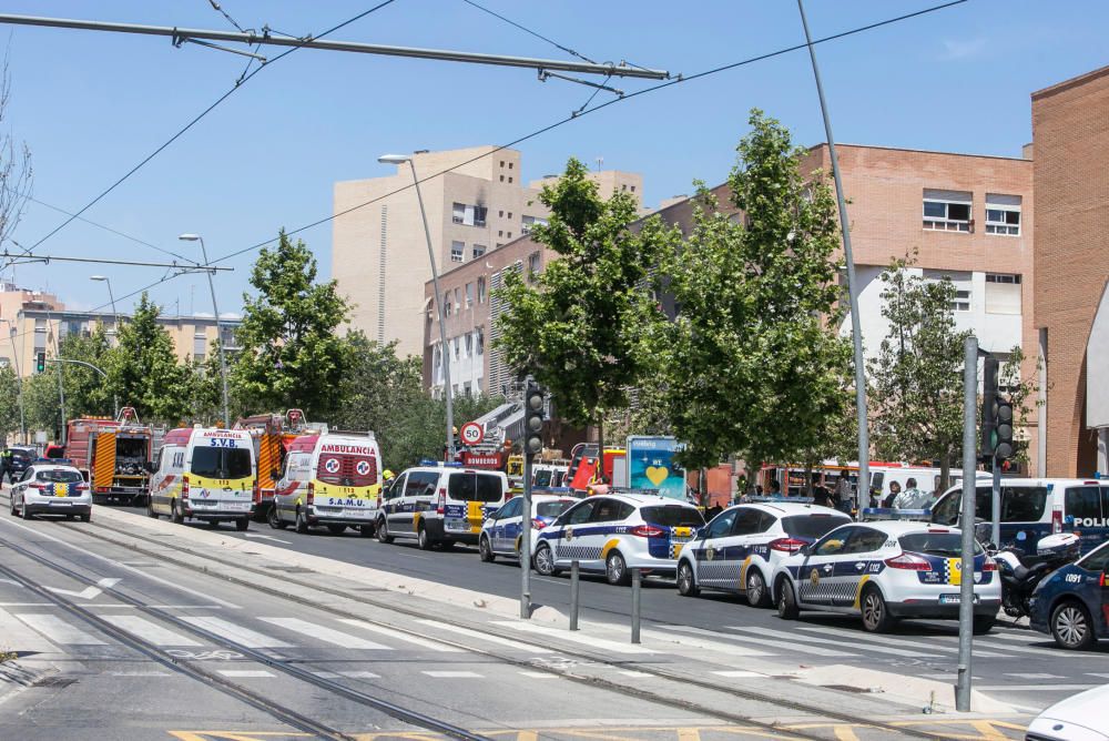 Rescatan a 8 personas en un inmueble del barrio Virgen del Carmen por un fuego iniciado en el soportal