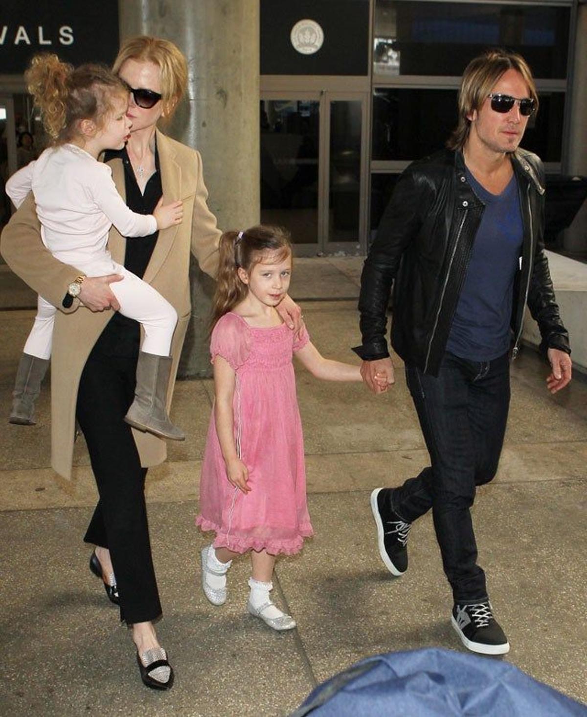 Nicole Kidman con su hija Faith Margaret en brazos, Sunday Rose y Keith Urban