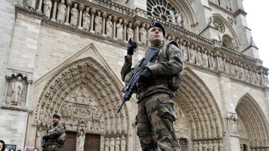 Un soldado hace guardia junto a Notre Dame.
