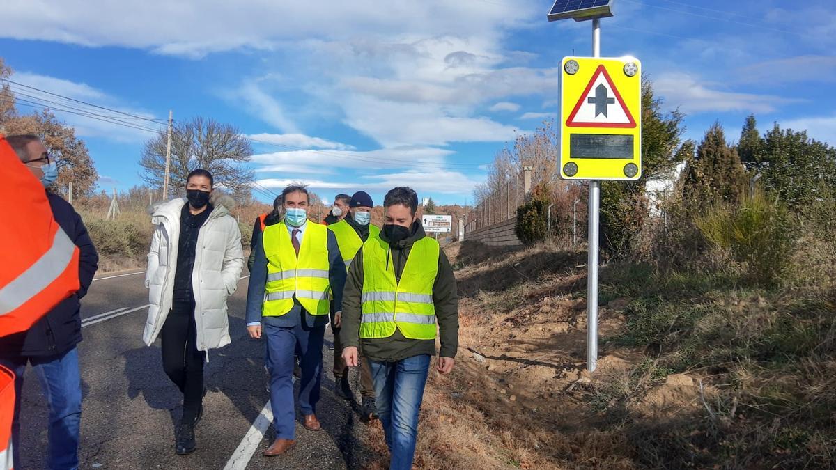 Señal luminosa y variable del cruce inteligente de la carretera del Lago, en Castellanos.