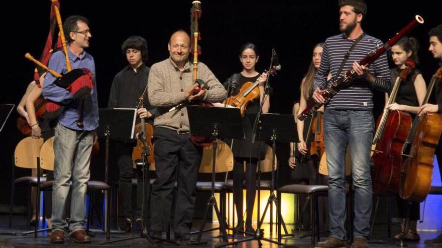 Amieva, El Pravianu y Santianes, con el grupo que los acompañó sobre el escenario.