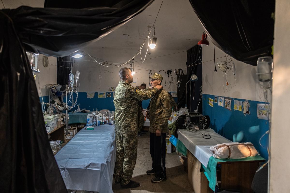 Un médico militar revisa a un soldado ucraniano en un hospital de campaña de primera línea cerca de Popasna, región de Luhansk, en el este de Ucrania.