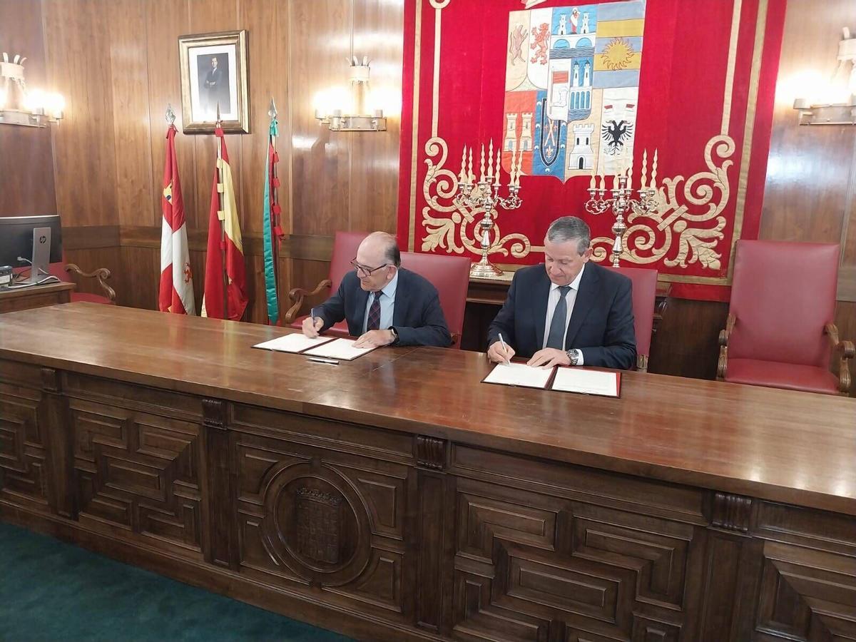 El presidente de la Diputación de Zamora, Javier Faúndez, y el consejero delegado de Somacyl, José Manuel Jiménez Blázquez, firman el encargo para la prestación del "Servicio de limpieza y actuaciones de desbroce sobre el interfaz urbano-forestal en los núcleos urbanos de la provincia de Zamora".