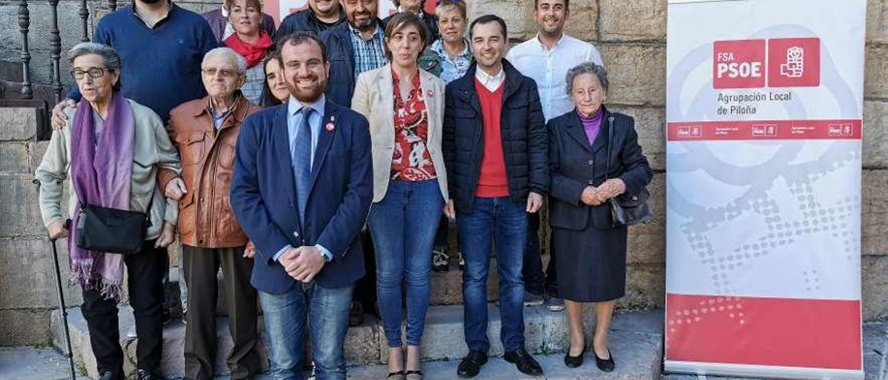 Los socialistas de Piloña, en Infiesto, ayer, durante el acto de presentación del programa con el que concurren a las elecciones municipales.