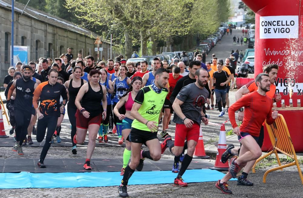 Medio millar de personas participan en una carrera de obstáculos organizada por los Bomberos de Vigo.