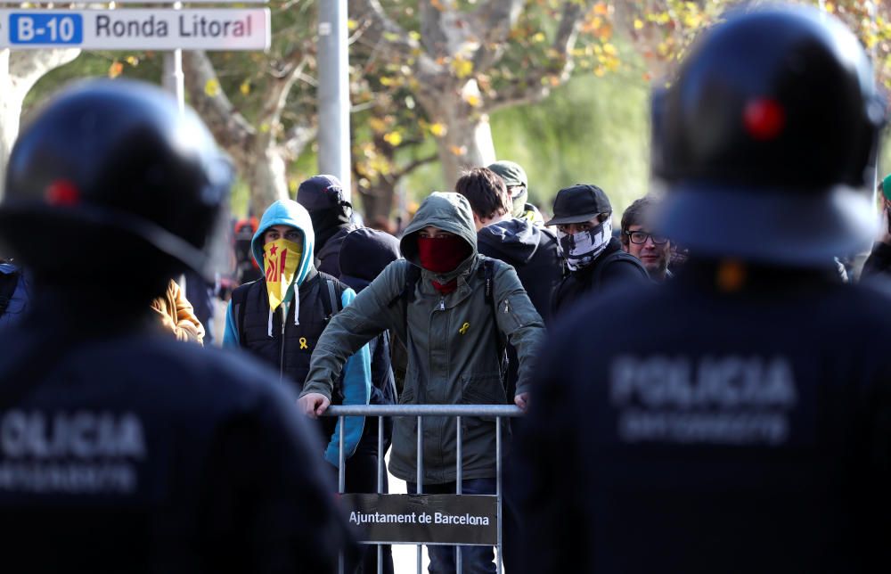 Tensió i enfrontaments entre Mossos i manifestants al centre de Barcelona