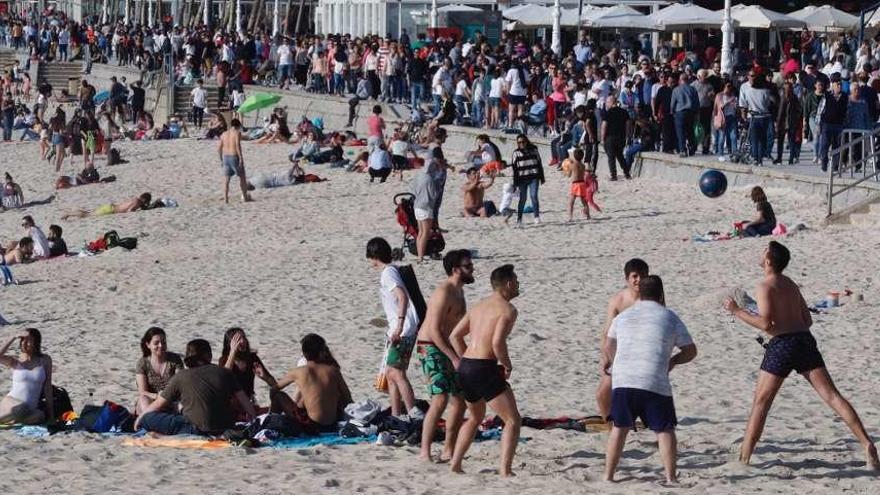 La animada jornada vivida en el arenal de Samil, dentro y fuera de la playa. // J. Lores