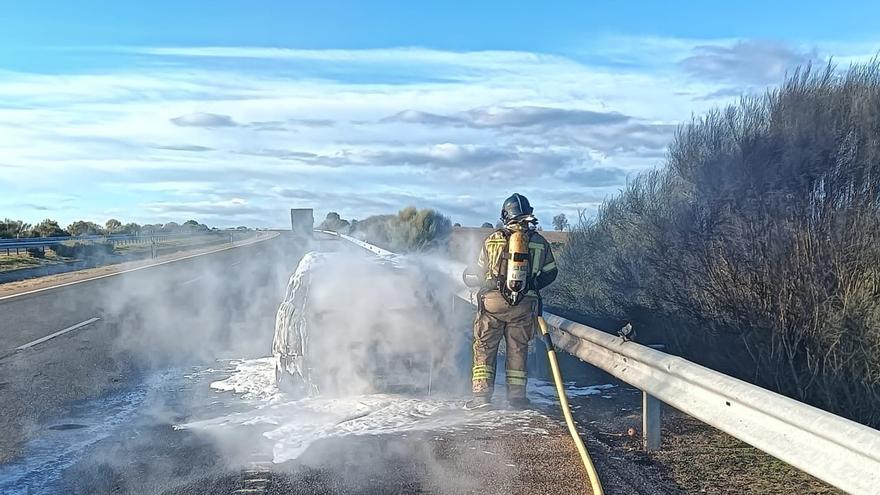 Sofocado un incendio de un vehículo en la A-11