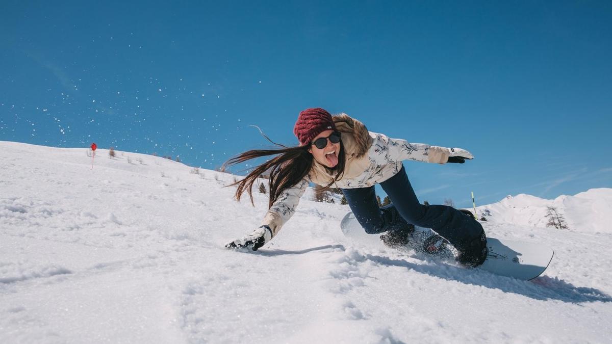 María Hidalgo se divierte sobre la nieve.