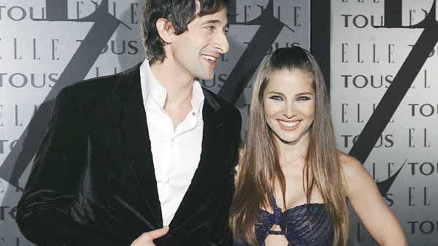 Elsa Pataki y Adrien Brody, sonrientes durante una entrega de premios en Valencia en 2006