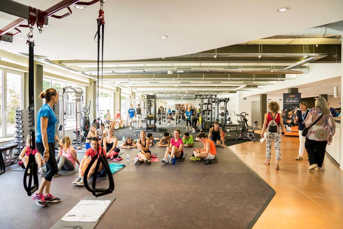 Usuarios del Centre Esportiu Municipal (CEM) Can Dragó, en Barcelona