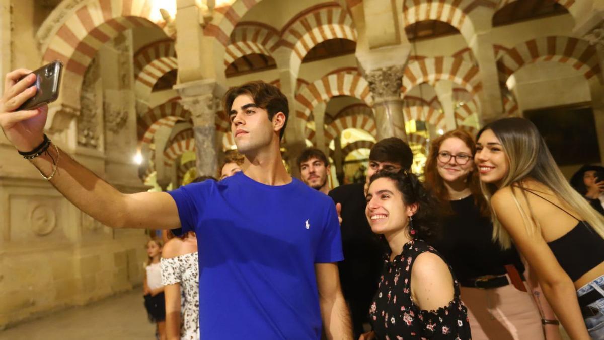 Un grupo de visitantes de la Mezquita-Catedral aprovecha para llevarse una foto de recuerdo.