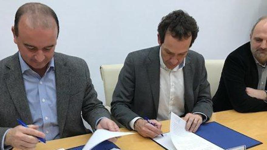 El presidente Jaume Ferrer y el conseller Marc Pons durante la firma del convenio.