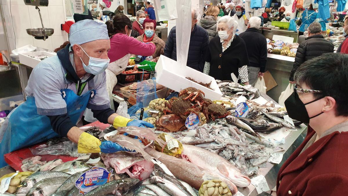 Puesto de pescado y marisco en el mercado de O Calvario.