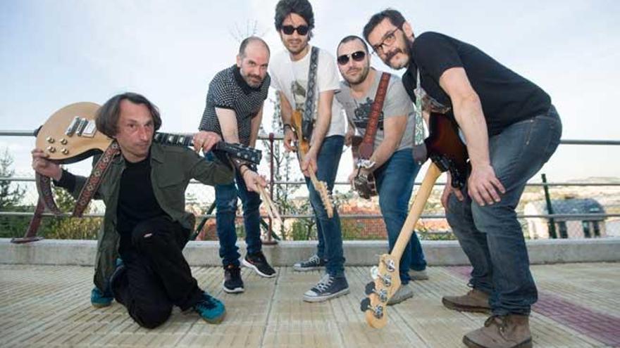 Los miembros de En Casa del Herrero, con Eduardo Herrero en el centro.