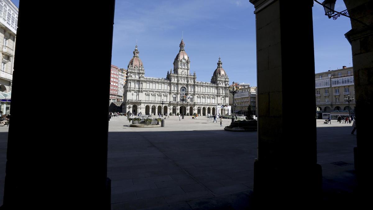 Vista de la plaza de María Pinta con el Concello al fondo.