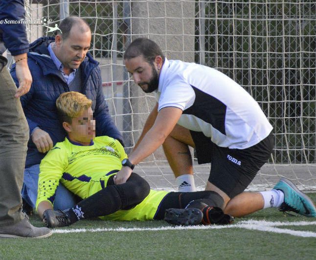 Su padre y el entrenador fueron los primeros que acudieron a socorrerle