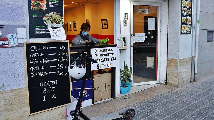Un bar trabaja solo con servicio para llevar por el cierre del sector en toda la autonomía.