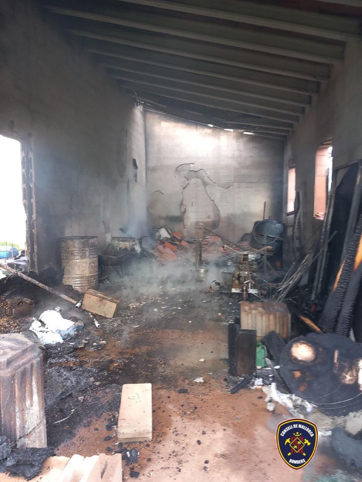 El interior de la nave agrícola que se ha incendiado en Campanet.