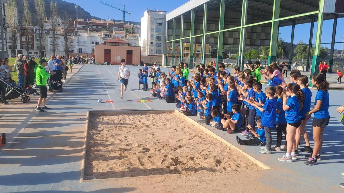 Vicent Ferreres realiza un salto entre los aplausos de los presentes