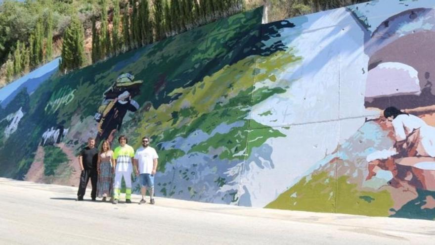 Un gran mural embellece la entrada de Mijas Pueblo